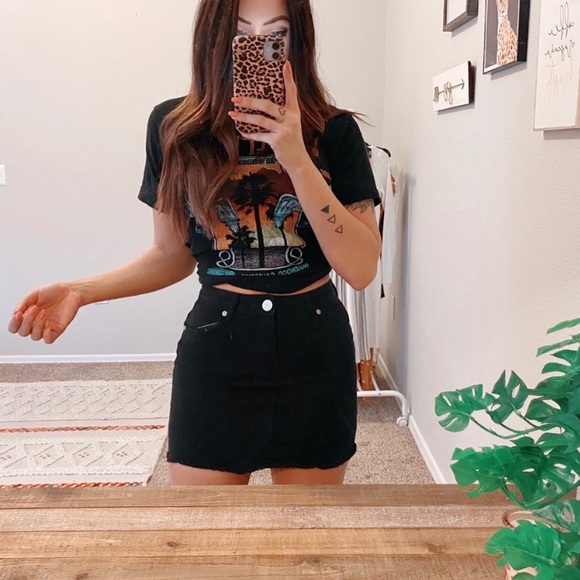 Boohoo Dresses & Skirts - 🍑3/$50 Boohoo Black Raw Hem Denim Mini Skirt